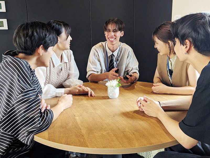 実際に学校へ行き在校生と話をしてみよう！